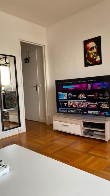 Nice Loft With Romantic View Over The Eiffel Tower Paris Exterior foto